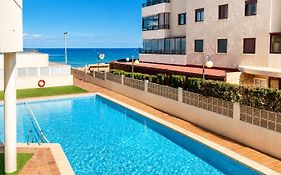 Apartamento con parking y piscina frente al mar para 4 personas